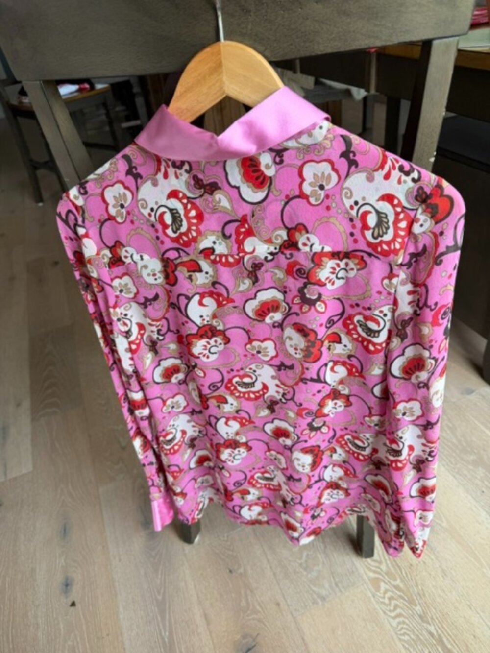 Moda International blouse size M  --  moving